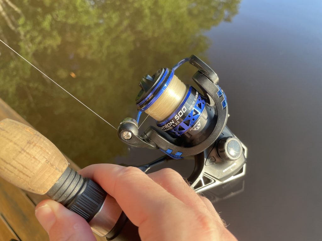 Braking a spinning reel