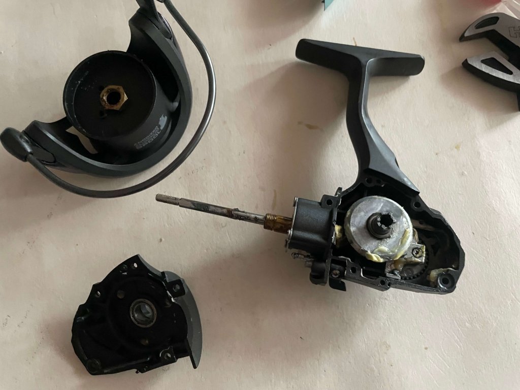 How to disassemble, clean and oil a surf reel.
